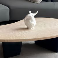 Table basse sur mesure de forme organique moderne et durable, placage d'orme naturel, plateau en travertin blanc. Dimensions personnalisées, finitions haut de gamme