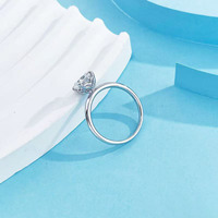 Anello di fidanzamento da donna in platino Pt950 con diamante fantasia coltivato in laboratorio, montatura a 4 griffe con gambo dritto e cuscino, stile semplice ed elegante
