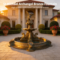 Fontaine sculptée de l'archange Saint Michel, grande fontaine de jardin en bronze coulé avec des anges et des chevaux, décoration de cour de villa