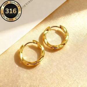 Boucles d'oreilles Mobius en acier titane, vente en gros transfrontalière Europe et États-Unis, avec anneau torsadé et fermoir d'oreille - Product Image 6