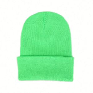 Vente en gros de bonnets d'hiver personnalisés, couleur unie, en acrylique, doublés de satin, avec logo brodé - Product Image 3