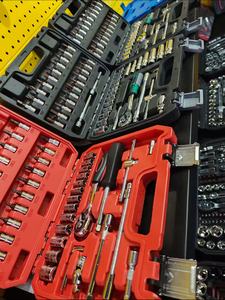 Ensemble de 46 pièces d'outils de maintenance pour moto, comprenant des clés à cliquet et des douilles, dans une boîte à outils combinée - Product Image 3