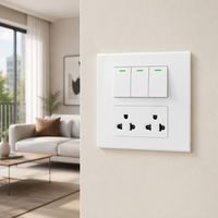 Placa de pared de montaje oculto Kolani de 120 mm cuadrados, interruptor de 3 módulos + toma universal horizontal de seis orificios, panel de PC blanco brillante