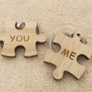 Casse-tête <span class=keywords><strong>personnalisé</strong></span> anglais pour l'amour en <span class=keywords><strong>bois</strong></span> gravé au laser avec lettres creuses <span class=keywords><strong>porte</strong></span>-clés cadeau créatif pour les couples - Product Image 2