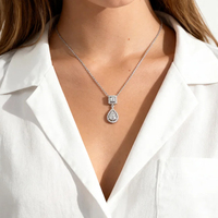 Madonna White Lab Dimoand Collier pendentif en or pour femme Diamants certifiés IGI Forme poire émeraude