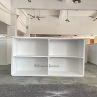Événement de mariage à cadre blanc de haute qualité, solide et robuste avec table de bar en bois à lattes