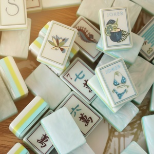 Juego de Mahjong Americano Modern Coral Coast con Fichas Acrílicas de Perla de Agua, Ecológico, para 4 Jugadores, Resistente al Agua, para Entretenimiento y Juegos de Casino - Product Image 1