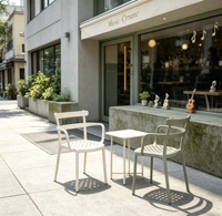 Chaise de salle à manger moderne en plastique légère et portable avec accoudoirs, ergonomique et empilable pour restaurants, écoles, cafés, appartements