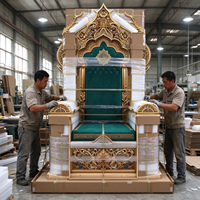 Fauteuil royal à dossier haut avec cadre sculpté en or et rembourrage capitonné vert pour intérieurs de luxe