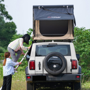 Tentes de toit de voiture triangulaires en aluminium ultra-léger Toile terrestre à coque dure pour le camping Abri de toit de véhicule en plein air - Product Image 3