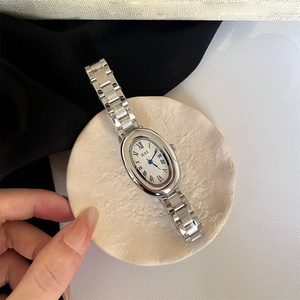 Reloj de pulsera de cuarzo con forma de lágrima única en tono dorado para mujer, con correa de acero inoxidable y esfera con números romanos. - Product Image 6