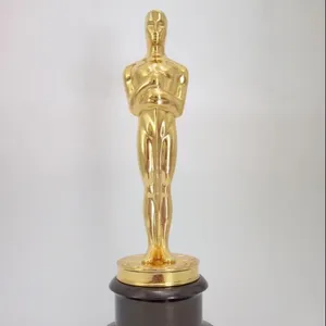 Grosir academy awards-Ukuran Penuh Seng Aloi Oscar Hadiah Piala 13.5 Inci 1:1 Asli Oscar Piala Logam Oscar Suvenir Penghargaan Akademi dengan Ukiran