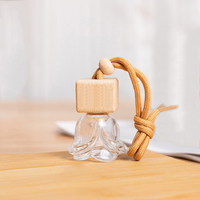 Bouteilles de parfum de voiture en verre transparent de 8ml, bouchon à couronne, vis à bois, désodorisant vide, chaîne suspendue pour décorations, sérigraphie