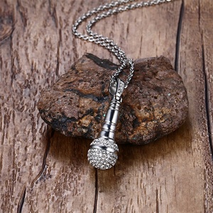 Collar con Colgante de Zirconia Chapado en Oro y Acero Inoxidable con Cadena de Eslabones en Forma de Micrófono, Diseño Moderno para Hombre - Product Image 4