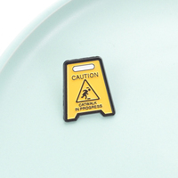 Broche amusante jaune en émail avec signe d'avertissement de prudence, motif « Passerelle en cours », badge de revers créatif, notice de sécurité
