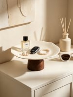Bandeja de Cerâmica com Borda Ondulada e Pedestal de Madeira Sólida, Bandeja Elevada para Chaves, Joias, Perfume e Decoração de Cômoda