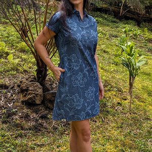 Vestido vaquero informal con estampado floral índigo de diseño OEM, vestido hawaiano de mezclilla de algodón orgánico suave personalizado. - Product Image 3