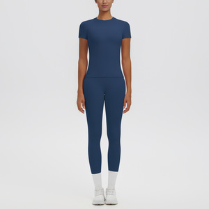 Ensemble de yoga 2 pièces pour femme avec logo personnalisé, 80 % nylon 20 % élasthanne, respirant, sensation seconde peau, haut à manches courtes et leggings taille haute - Product Image 2