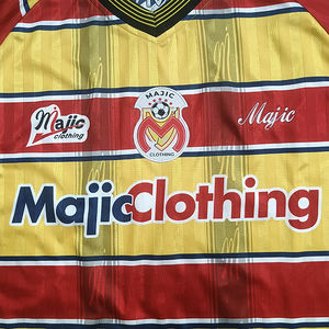 Camiseta de Fútbol Retro con Cuello en V y Rayas, Sublimación con Estampado Personalizado del Emblema del Equipo, Transpirable, Holgada, de Manga Corta para Verano - Product Image 4