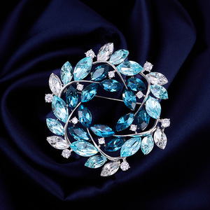 Broche de Cristal em Formato de Guirlanda, Corsage Floral Requintado, Decoração Elegante e Versátil para Casacos e Ternos Femininos - Product Image 1