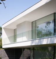 Système de balustrade en aluminium moderne pour balcon extérieur, avec garde-corps en verre sans cadre à profil en U, résistant à la rouille et aux UV