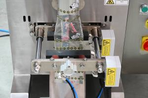 Semi Auto Cubo Cadena Embalaje Lentejas Granos Bolsa Snacks Chips Bolsita Palitos de carne <span class=keywords><strong>Doritos</strong></span> Chips Sellado Máquinas de embalaje - Product Image 4