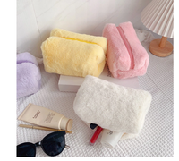 Vente en gros PURDORED Mignon Fourrure Trousse de Maquillage pour Femmes Fermeture Éclair Grand Sac Cosmétique de Couleur Unie Voyage Maquillage Trousse de Toilette Pochette de Lavage