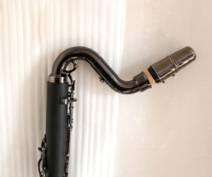 <span class=keywords><strong>Clarinete</strong></span> bajo Bb <span class=keywords><strong>de</strong></span> alta calidad Eastern Music, <span class=keywords><strong>tipo</strong></span> Yamaha, niquelado, C bajo, cuerpo <span class=keywords><strong>de</strong></span> ebonita con acabado <span class=keywords><strong>de</strong></span> textura <span class=keywords><strong>de</strong></span> madera para interpretación. - Product Image 3