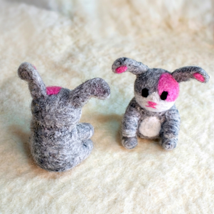 Conejito de Pascua de Fieltro y Hilo, Color Gris y Rosa, Hecho a Mano, Decoración de Interiores, Juguete Artesanal para Niños - Product Image 5