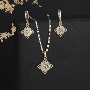 Parure de bijoux de mariage 3 pièces en laiton plaqué or 18 carats pour femme, avec boucles d'oreilles et colliers en zircon, idéale pour les cadeaux, fabriquée en alliage - Product Image 5