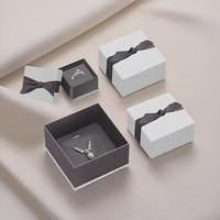 Boîte à bijoux en papier kraft personnalisée avec revêtement UV, doublure en éponge laminée, couvercle rabattable, pour colliers et bracelets, vente en gros d'usine