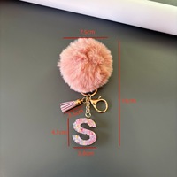 Porte-clés KC346 avec pompon moelleux et initiale, porte-clés alphabet en résine scintillante avec pompon pour femme, breloque de sac