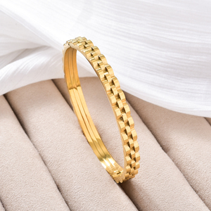Brazalete Geométrico Unisex de Acero Inoxidable Chapado en Oro de 18K, Diseño Minimalista de Lujo, Texturizado, Venta al Por Mayor, Diseño Exclusivo - Product Image 1
