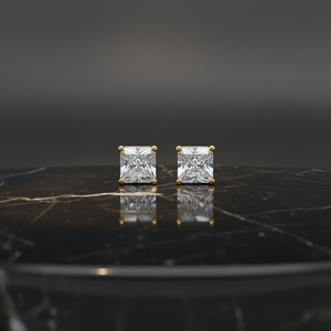 Elegantes Pendientes de Zirconia con Corte Princesa en Oro de 18K para Mujer, con una Brillante Piedra Solitaria y Cierre de Rosca Seguro - Product Image 5