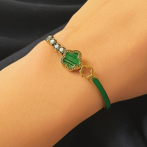 กำไลข้อมือแฟชั่น สแตนเลสสตีล 316L ชุบทอง PVD ดีไซน์ลายใบโคลเวอร์เคลือบสีเขียว ปรับขนาดได้ - Product Image 3