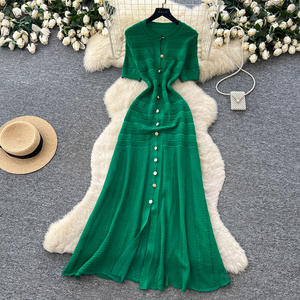 Robe midi élégante en maille à manches courtes pour femme, coupe ajustée, avec fente et bouton unique, idéale pour l'été - Product Image 4