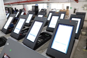 Pantalla de vídeo <span class=keywords><strong>LCD</strong></span> para exteriores de 80 pulgadas de alto brillo 5000 NITs personalizada, pantalla de publicidad montada en la pared para centros comerciales, subterráneos - Product Image 2