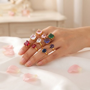 Anello Bypass Toi Et Moi Regolabile in Ottone Placcato Oro 18K <span class=keywords><strong>con</strong></span> Due Pietre CZ Taglio Smeraldo Quadrato e a Goccia - Product Image 1