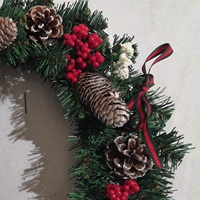 Großhandel Künstlicher Weihnachtskranz aus PVC mit Tannenzapfen, roten Beeren und Band für Tür- und Wanddekoration zu Feiertagen