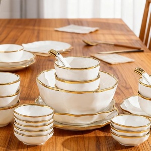 NOUVEAU – Ensemble de vaisselle en céramique dorée : assiettes rondes, assiettes à salade, assiettes à dessert, bols à soupe, tasses à café, couverts – Idéal pour l'hôtellerie - Product Image 2