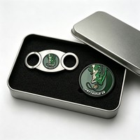 Briquet à cigares de luxe 5-en-1 personnalisé avec coupe-cigares en forme de V de calibre 62 pour les amateurs, marqueur de balle de golf en vrac sur table