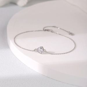 Pulsera Dylam con baño de oro de 18 quilates, triángulo con circonita cúbica 5A, pulsera de diamantes solitarios, pulseras minimalistas para damas de honor, pulseras para mujer - Product Image 3