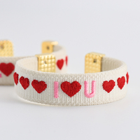 Bracelet ouvert en tissu brodé en forme de cœur d'amour pour la Saint-Valentin, bracelet ajustable à breloques tendance pour femmes