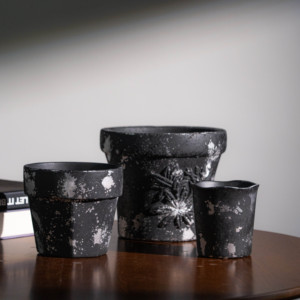 Pots en céramique modernes Wabi-sabi pour plantes, pot noir et argenté pour plantes d'intérieur, pot en terre cuite à motif de feuilles en relief pour la décoration de jardin et de maison - Product Image 1