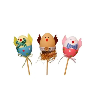 Lustige Küken Design Kunststoff Färbung gemalte Ostereier mit Stöcken Kinder Geschenke Spielzeug für Weihnachten Ostern Home Party Gefälligkeiten