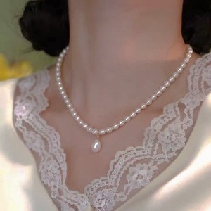 Collier élégant en perles de millet naturelles avec chaîne de clavicule à forte luminosité, texture de luxe de niche, perle d'eau douce - Product Image 1