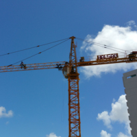 HAISHAN 8T 65M Grue à tour de construction avec panneau de commande à levier télécommandé, cadre d'ancrage, pièces de rechange, palan, caméra, moteur