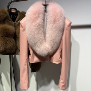 Giacca in Vera <span class=keywords><strong>Pelle</strong></span> di Pecora con Ampio Collo a Scialle, Design con Spalle Larghe, <span class=keywords><strong>Blazer</strong></span> Corto Rosa da <span class=keywords><strong>Donna</strong></span>, Autunno/Inverno 2025 - Product Image 1