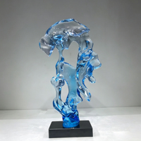 Sculpture d'art abstraite irrégulière en résine translucide, faite à la main et peinte à la main, ornement de collection d'art haut de gamme pour villa