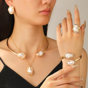 Conjunto de Joyería de Moda para Mujer: Collar y Pulsera de Perlas Barrocas Blancas Irregulares, Pulsera Abierta en Forma de <span class=keywords><strong>C</strong></span> Dorada - Product Image 6